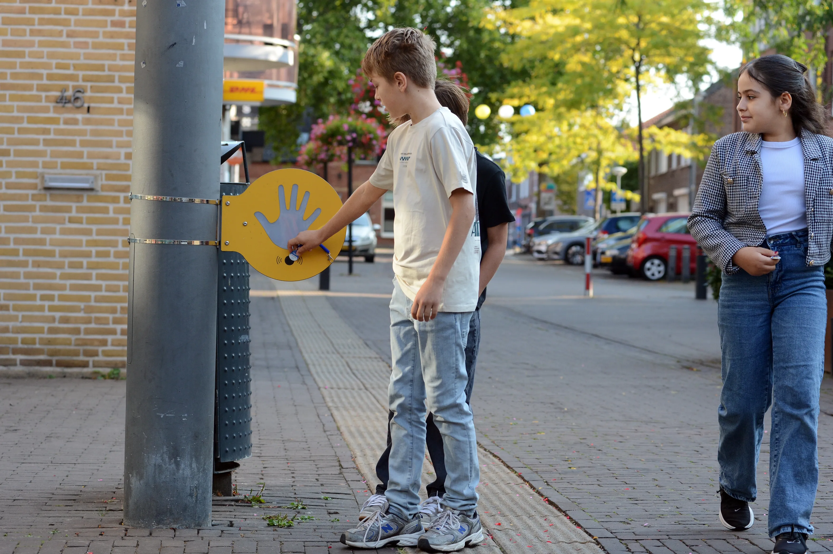 Kind geeft een High-Five aan een checkpoint